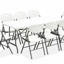 Biały stół cateringowy z ośmioma krzesłami składanymi na białym tle. Idealny zestaw na przyjęcia, eventy plenerowe, komunie i inne uroczystości.