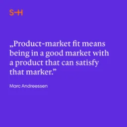 Fioletowe tło z białym tekstem: „Product-market fit means being in a good market with a product that can satisfy that marker.” - Marc Andreessen. Logo S+H w rogu.