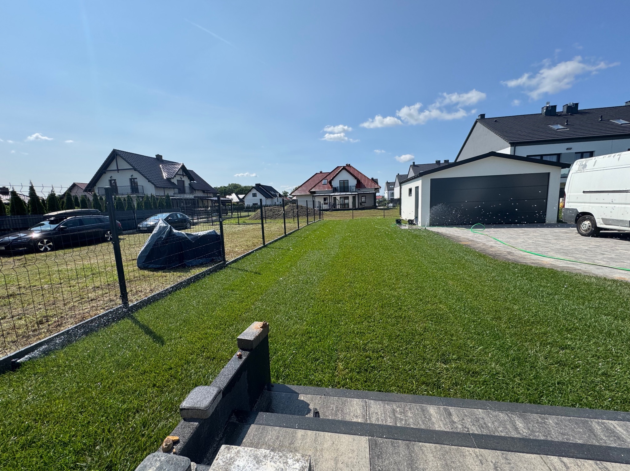 Trawnik z rolki plus system automatycznego nawodnienia. Posiadamy koparkę łańcuchową, oraz glebogryzarkę separacyjną