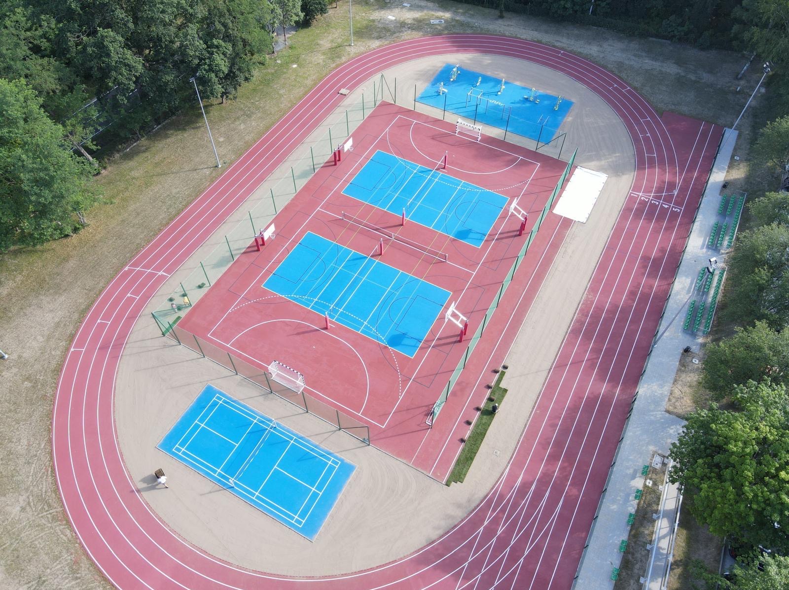 Przygotowanie boiska pod trawę z rolki