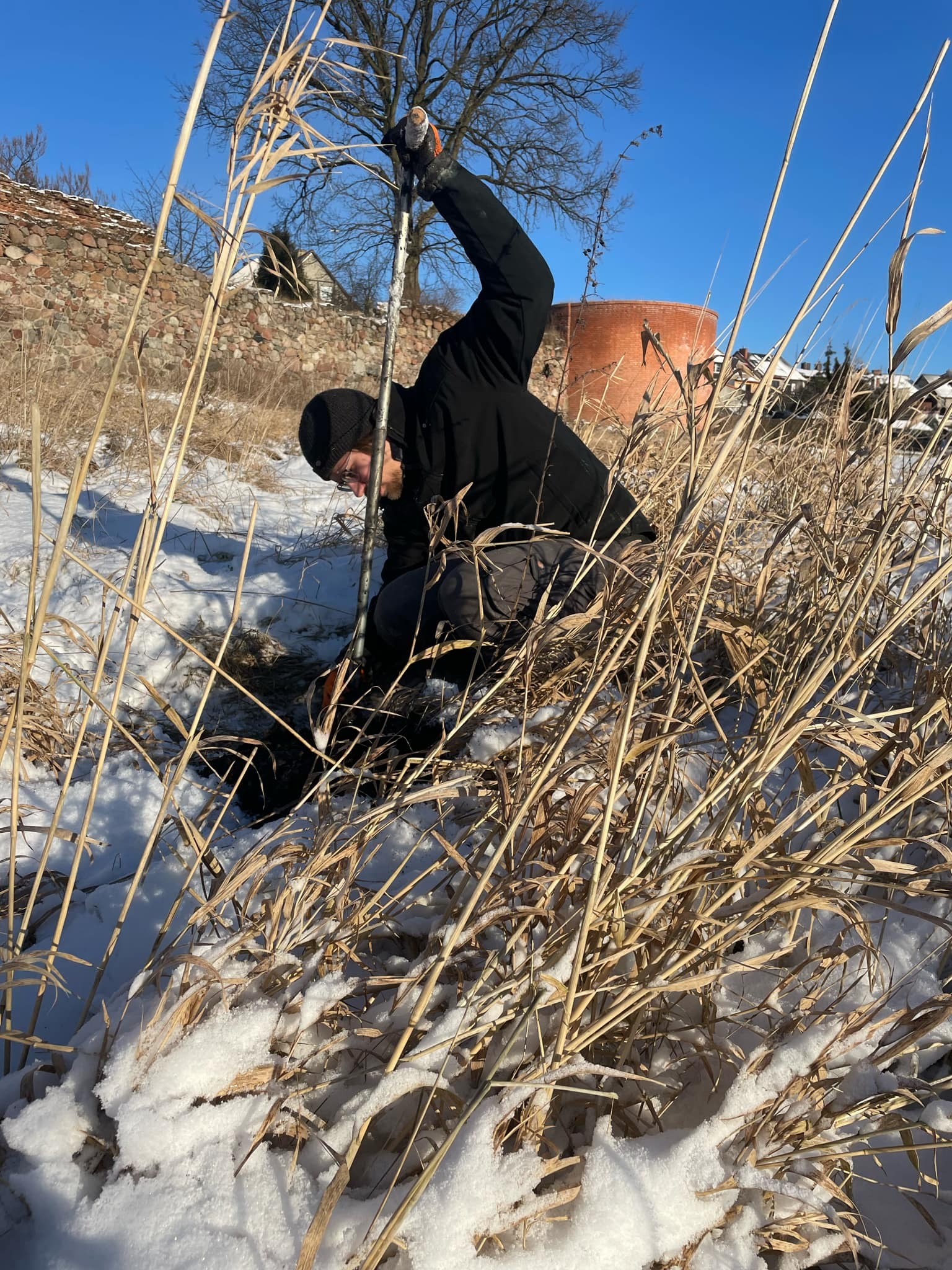 Proces wiercenia ręcznego w trudno dostępnych miejscach