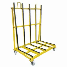 Żółty, metalowy wózek do transportu płyt, z czarnymi gumowymi zabezpieczeniami, na białym tle. Widoczne koła i uchwyty.