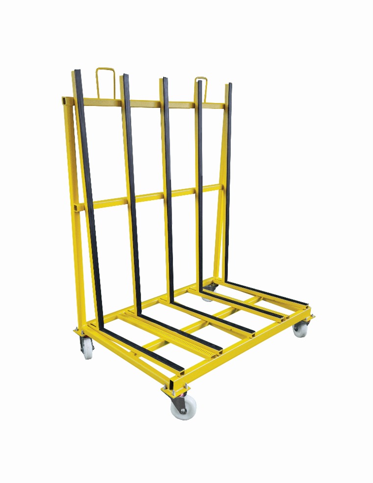 Żółty, metalowy wózek do transportu płyt, z czarnymi gumowymi zabezpieczeniami, na białym tle. Widoczne koła i uchwyty.