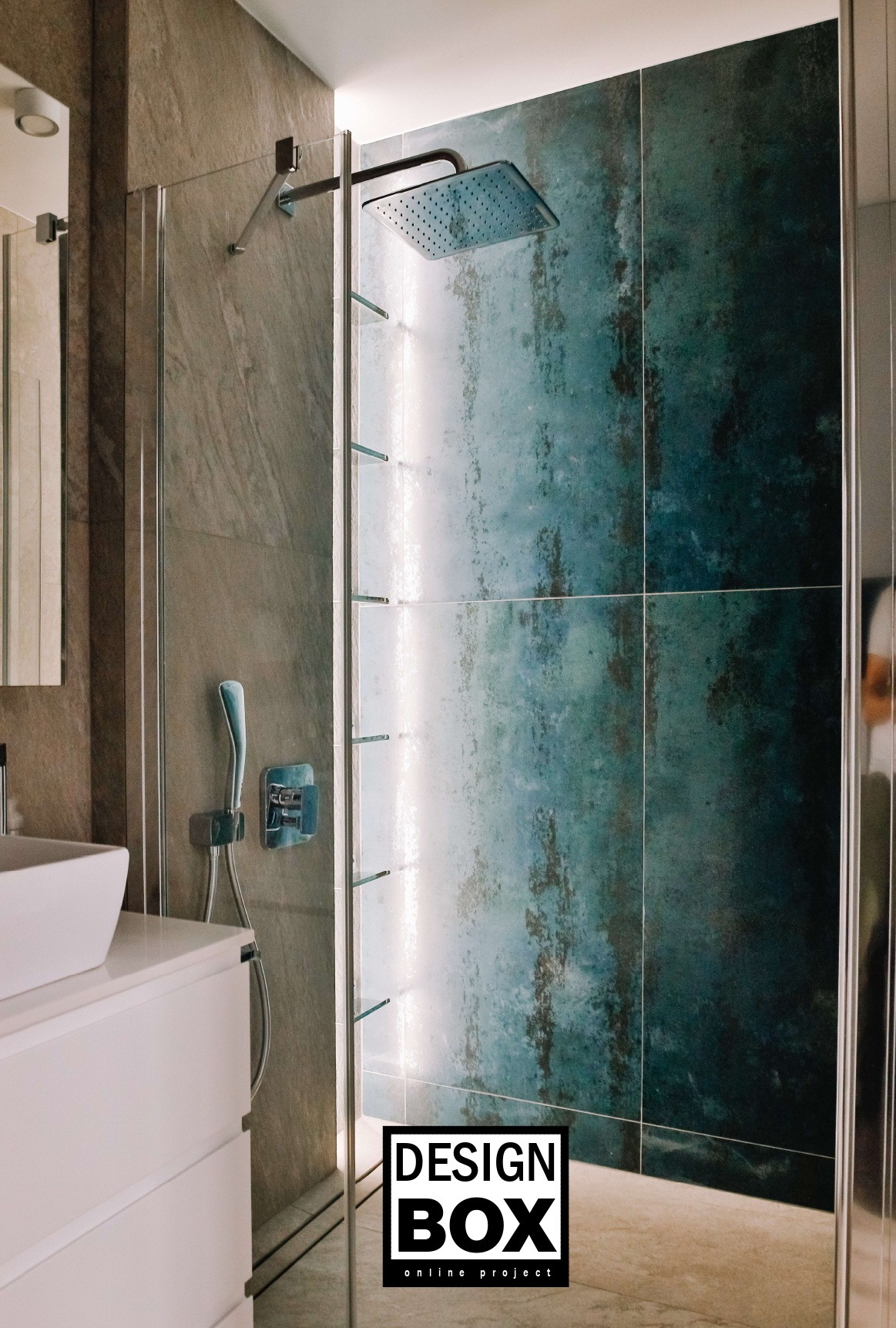 Stylowa kabina prysznicowa z deszczownicą i oryginalnymi płytkami w odcieniach zieleni i brązu. Umywalka z białą szafką w nowoczesnej łazience.