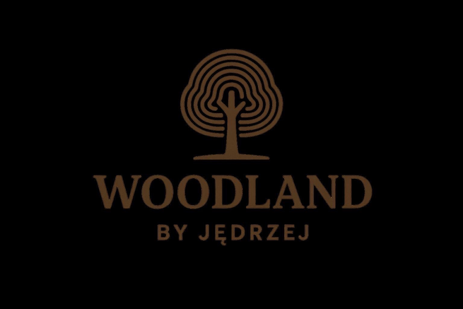 Brązowe logo firmy 'Woodland by Jędrzej' na czarnym tle. Stylizowany rysunek drzewa z koncentrycznych linii. Minimalistyczny design, elegancki i nowoczesny.