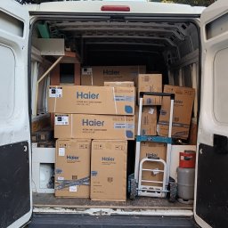 W trakcie rozładunku 17 klimatyzatorów dla MZGK w Dęblinie 