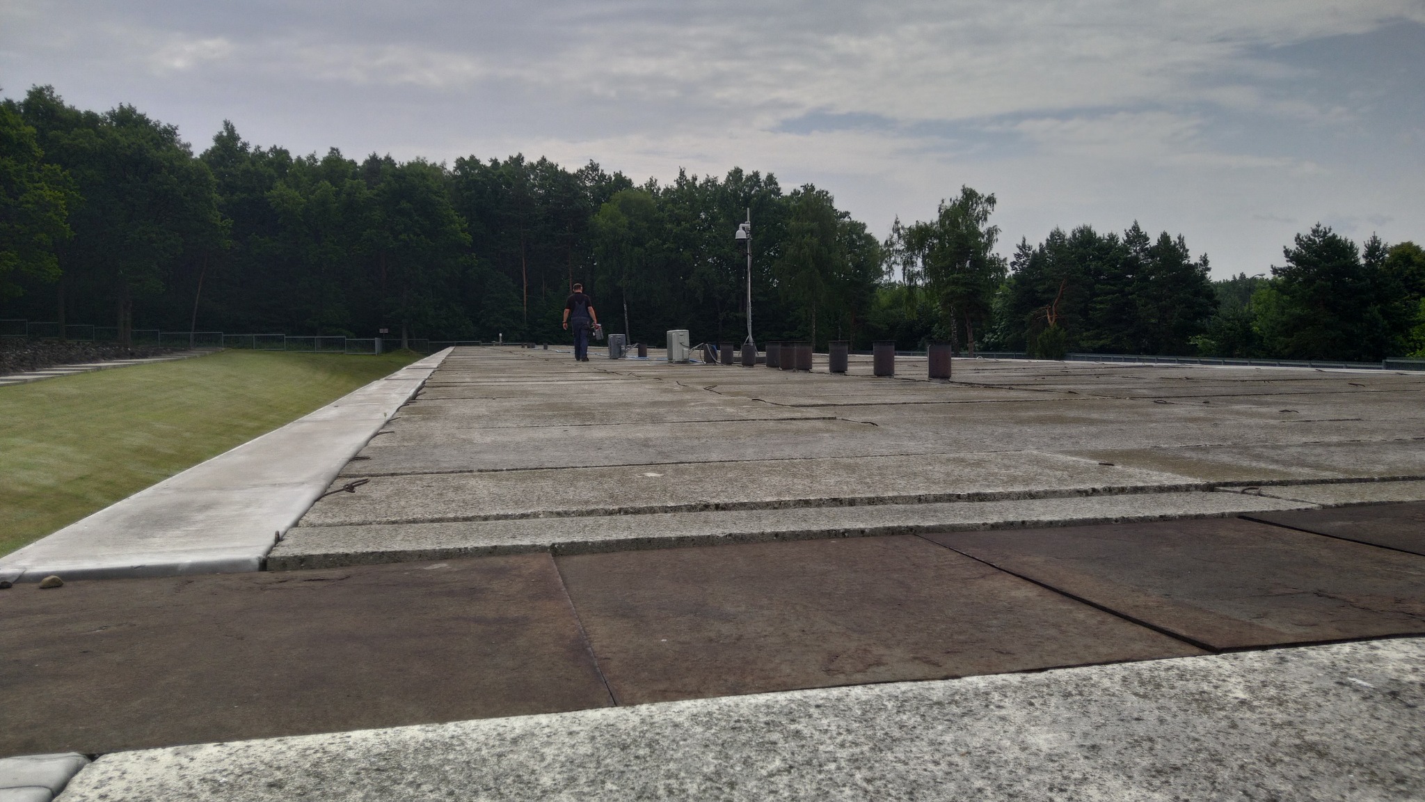 Serwis agregatów na dachu instytucji publicznej.