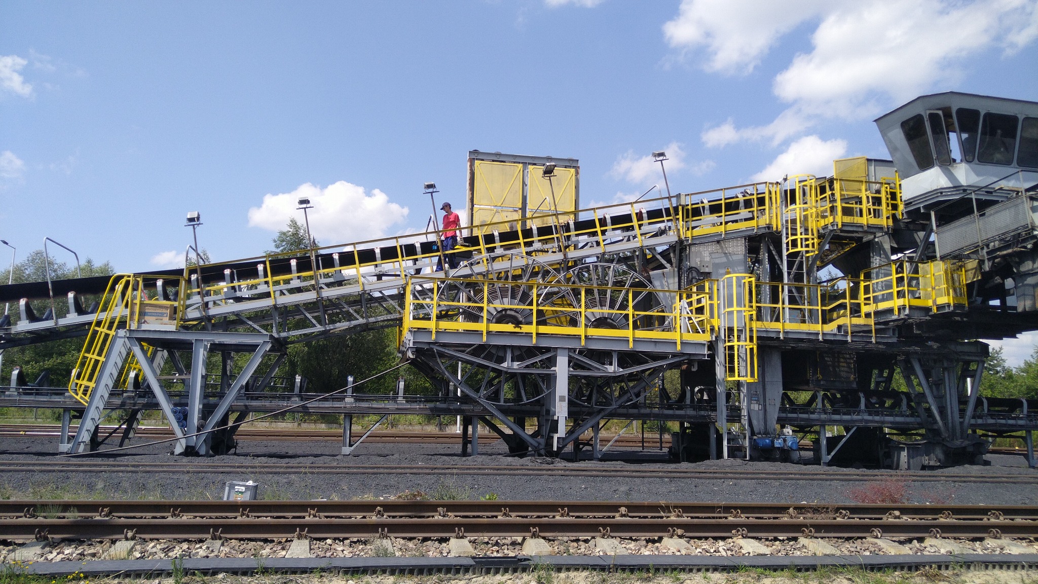 Kopalnia węgla Bogdanka. Dość trudny montaż klimatyzacji na szynowym wózku załadowczym o długości dwóch TIRów.