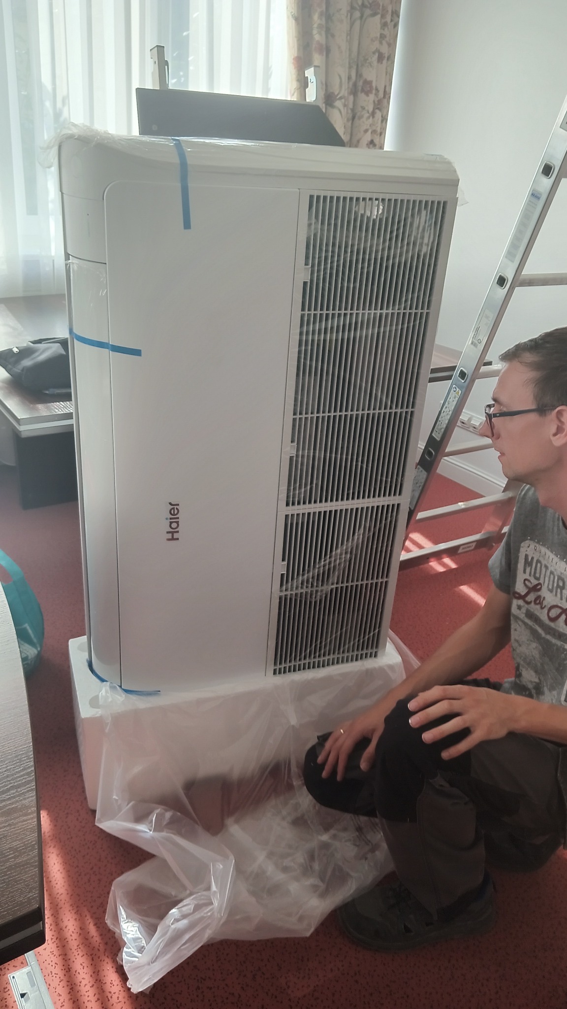 Montaż wewnętrznej jednostki przysufitowej o mocy 10kW chińskiej marki Haier w puławskim PIWET.