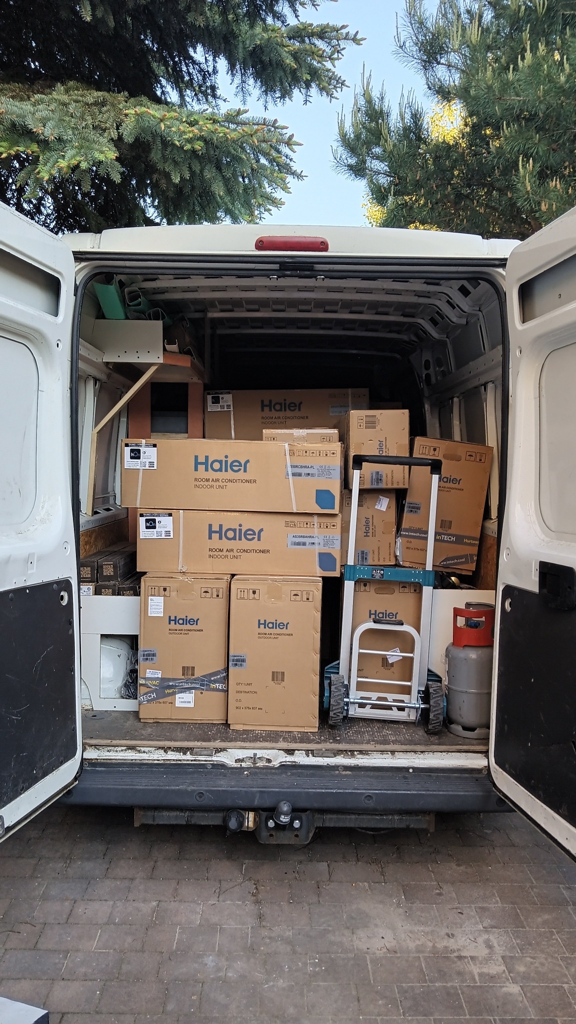 W trakcie rozładunku 17 klimatyzatorów dla MZGK w Dęblinie