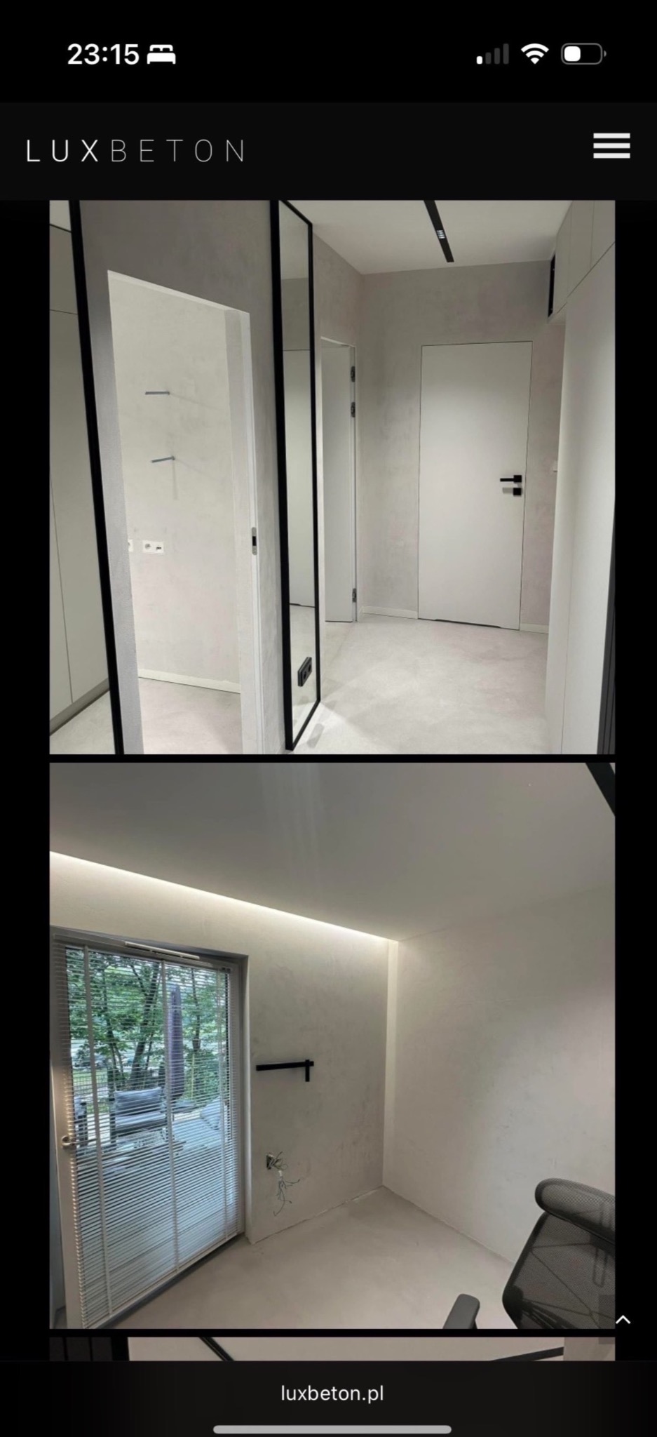 Jasne wnętrze z posadzką i ścianami w odcieniach szarości, z minimalistycznymi drzwiami i lustrem w czarnej ramie. Widoczne elementy wykończenia i oświetlenie LED.