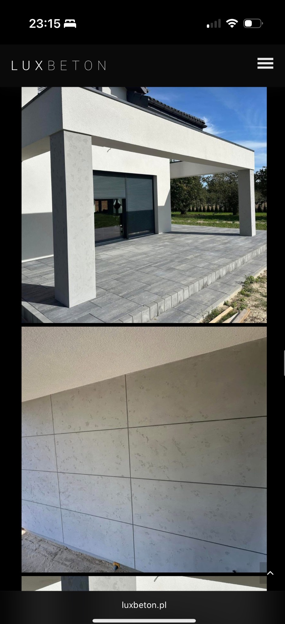 Nowoczesny taras z szarej kostki brukowej i filarami z efektem betonu architektonicznego. Dolna część zdjęcia prezentuje zbliżenie ściany wykończonej panelami imitującymi beton.