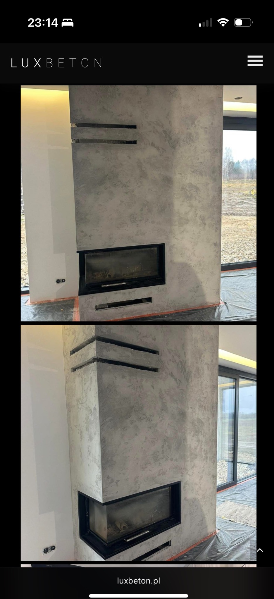 Ściana z efektem betonu architektonicznego, z wkomponowanym kominkiem i poziomymi wnękami. Widoczne zabezpieczenia podłogi folią malarską.