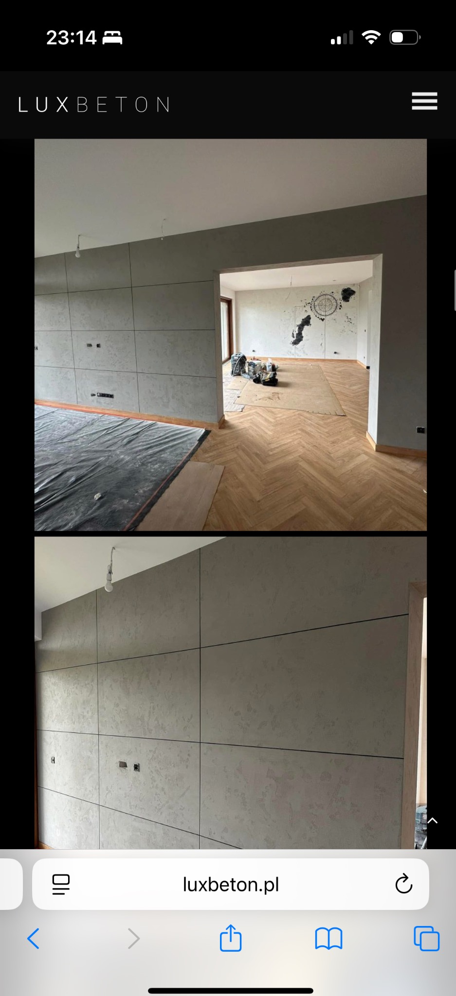 Ściana z mikrocementu w panelach w nowoczesnym wnętrzu. Widoczny fragment parkietu i przygotowania do prac wykończeniowych w tle. Surowy, minimalistyczny design.