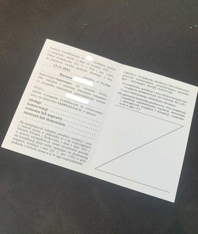 Uprawnienia elektryczne do eksploatacji urządzeń, instalacji i sieci elektroenergetycznych do 1kV, oświetlenia ulicznego i automatyki. Ważne do 15.11.2024.