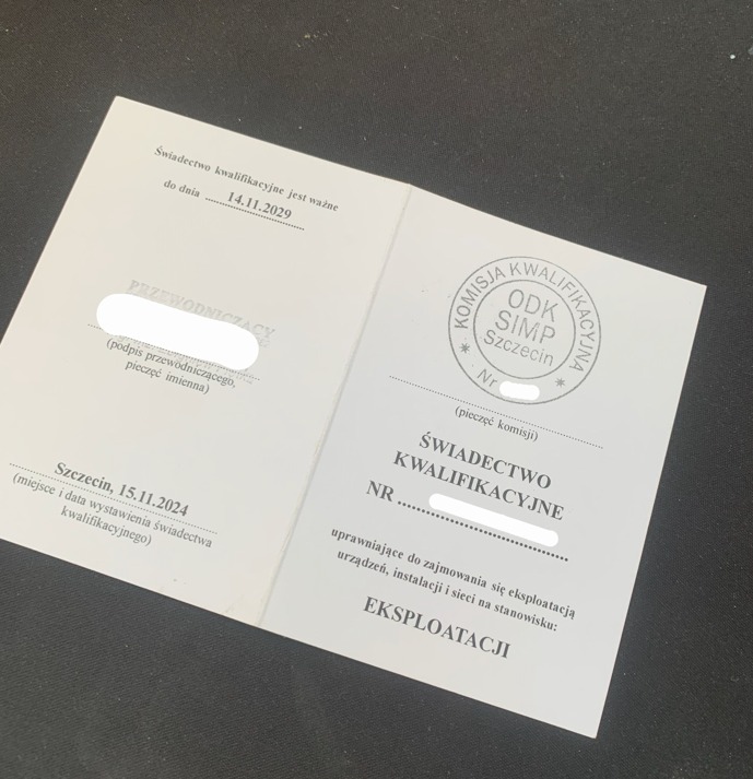 Świadectwo kwalifikacyjne SIMP ze Szczecina, uprawniające do eksploatacji urządzeń, instalacji i sieci. Dokument ważny do 14.11.2029, wystawiony 15.11.2024.