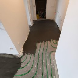 Procesy szpachlowania podłogówki frezowanej