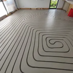 Frezowanie pod ogrzewanie podłogowe w zamieszkałym domu