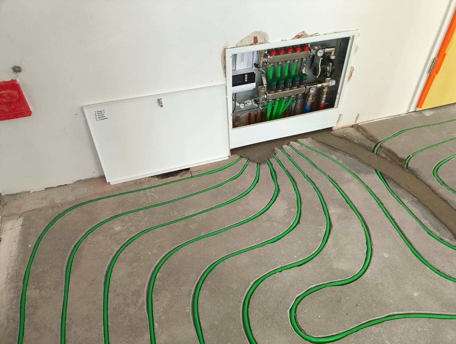 Rozdzielacz ogrzewania podłogowego frezowanego w nowym mieszkaniu od dewelopera