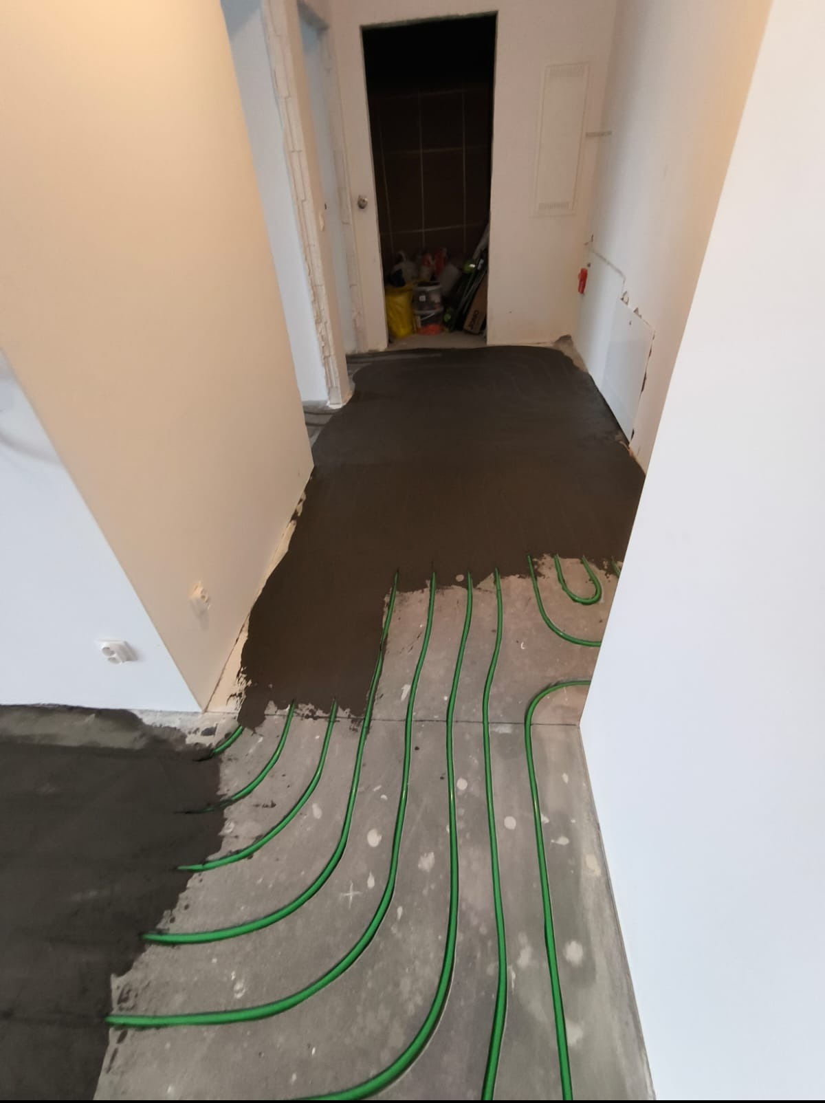 Procesy szpachlowania podłogówki frezowanej