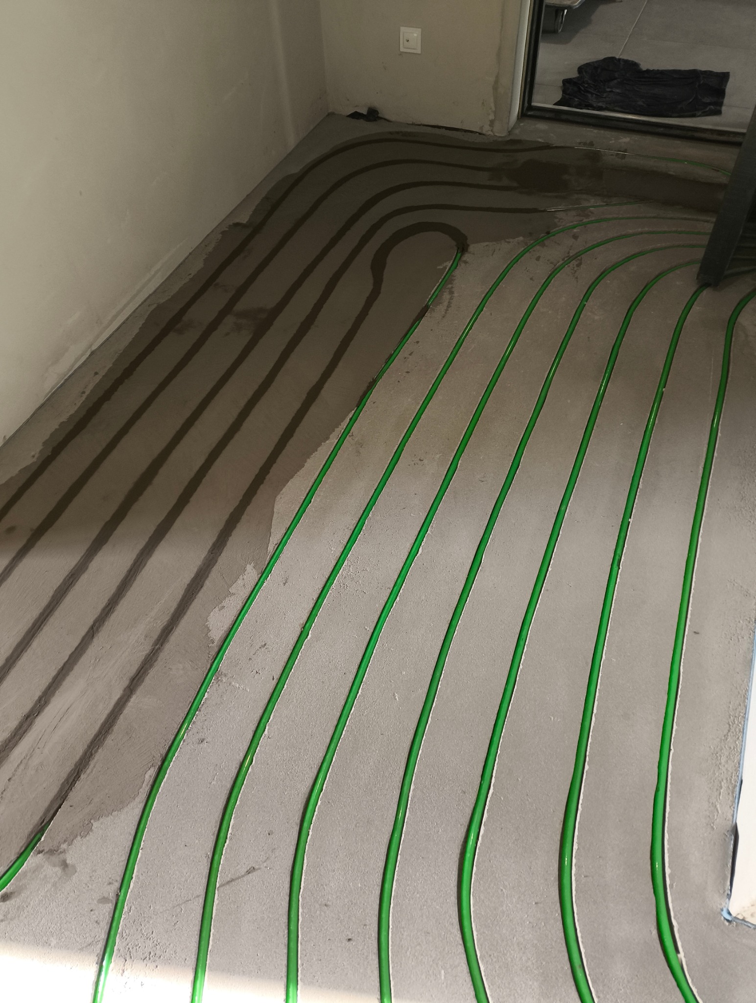 Odpowiedź czym zalać frezowaną podłogówkę