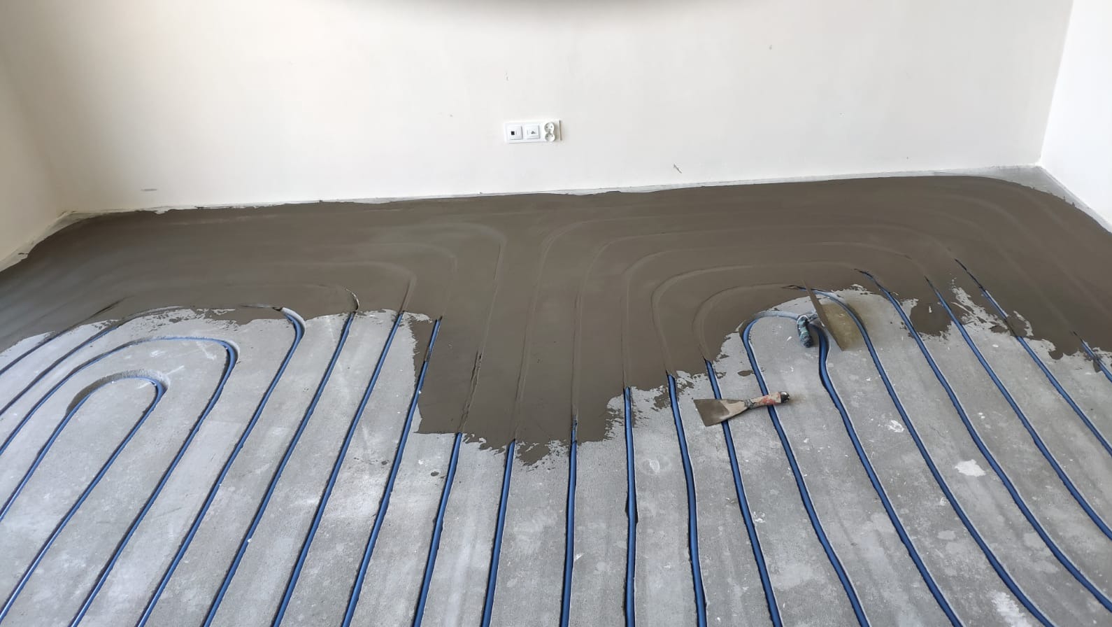 Zalewanie bruzd po frezowaniu ogrzewania podłogowego