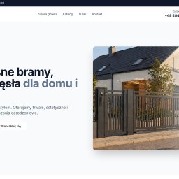 WeAreDM - Tworzenie stron i aplikacji webowych - Strona internetowa prezentująca nowoczesne bramy, furtki i przęsła na tle domu. Widoczne menu, logo firmy i przyciski CTA.