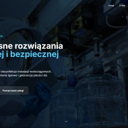 WeAreDM - Tworzenie stron i aplikacji webowych - Strona internetowa firmy oferującej nowoczesne rozwiązania dla czystej i bezpiecznej wody. Widoczne logo, menu i hasło reklamowe na tle instalacji wodociągowej.