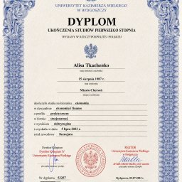 Biuro Rachunkowe Alisa Tkachenko - Dyplom licencjata Uniwersytetu Kazimierza Wielkiego w Bydgoszczy, wydany Alisie Tkachenko z ekonomii i finansów, z datą 5 lipca 2023 r., z ozdobną niebieską ramą.