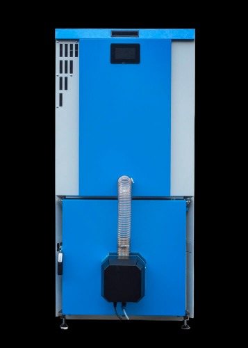 Niebiesko-szary piec na paliwo stałe z panelem sterowania i podajnikiem. Widok z przodu, centralne ujęcie. Elementy wentylacyjne po lewej stronie.