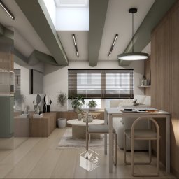 NEG DESIGN NATALIA GRZYWACZ - Jasne wnętrze z drewnianą podłogą, beżowymi ścianami i zielonymi akcentami. Widoczny stół z krzesłami, kanapa i dekoracje roślinne. W tle okno z żaluzjami.