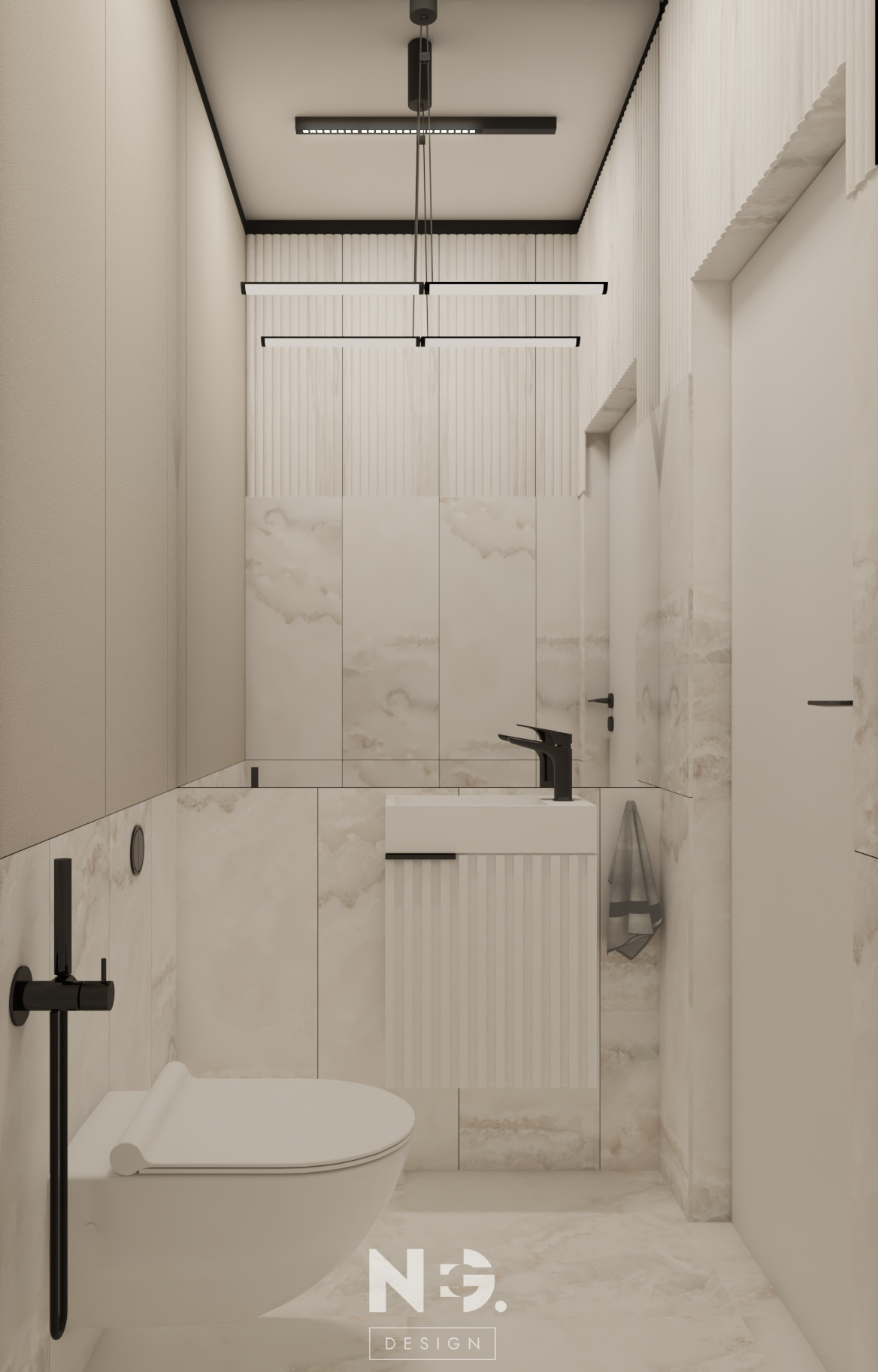 Elegancka, beżowa łazienka z marmurowymi płytkami, wiszącą toaletą i umywalką z szafką w paski. Czarna armatura i nowoczesne oświetlenie dodają charakteru.