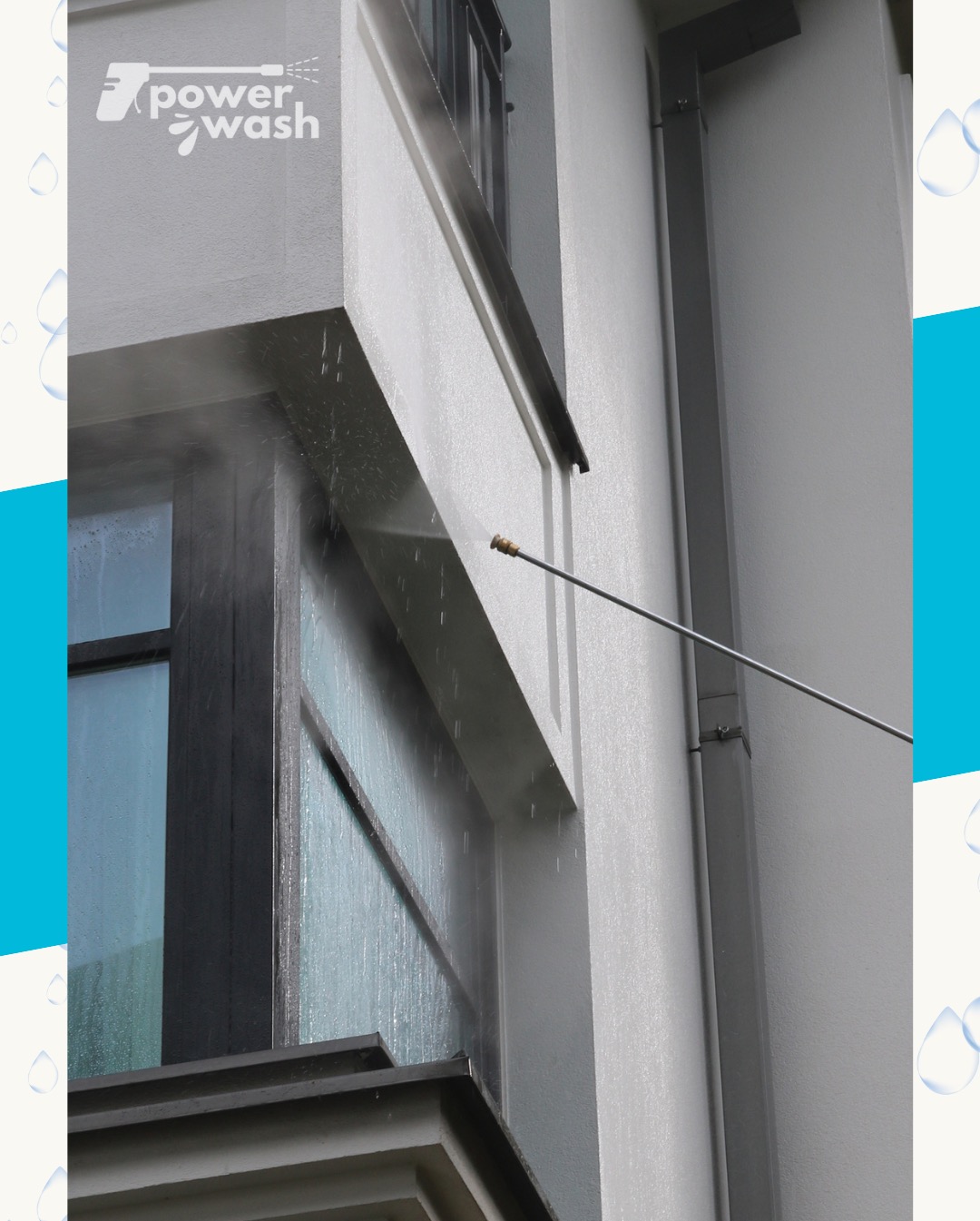 Precyzyjne mycie elewacji domu z bliska, strumień wody pod ciśnieniem czyści powierzchnię okna i ściany. Widoczny fragment lancy i logo firmy.