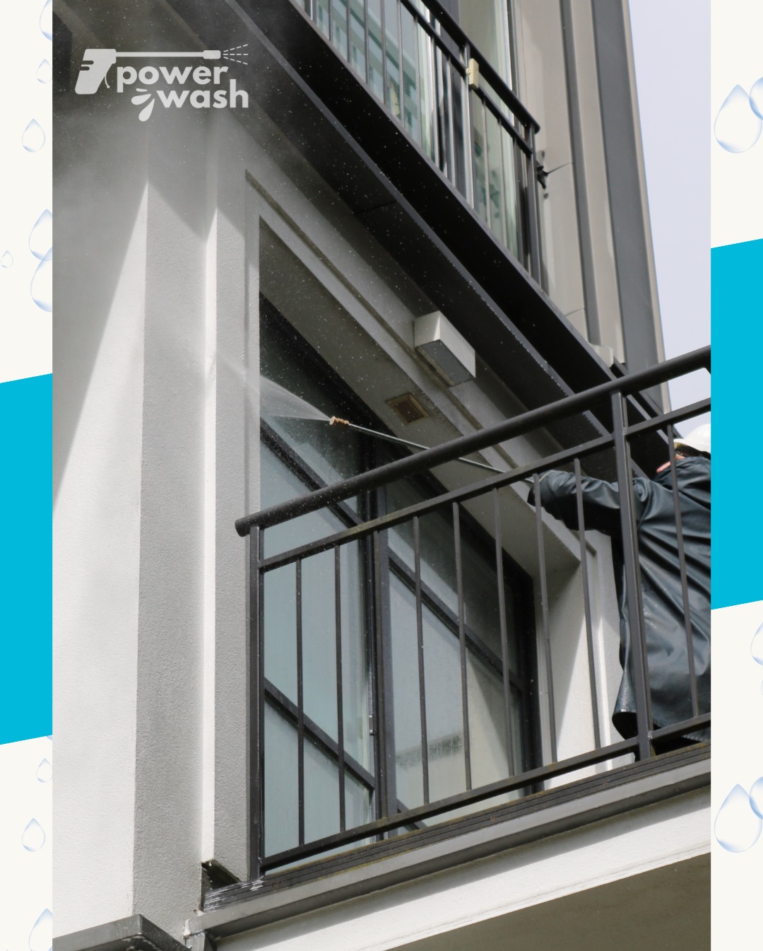 Czyszczenie elewacji budynku z balkonu za pomocą myjki ciśnieniowej. Widoczne krople wody i dysza spryskująca elewację. Praca na wysokości.