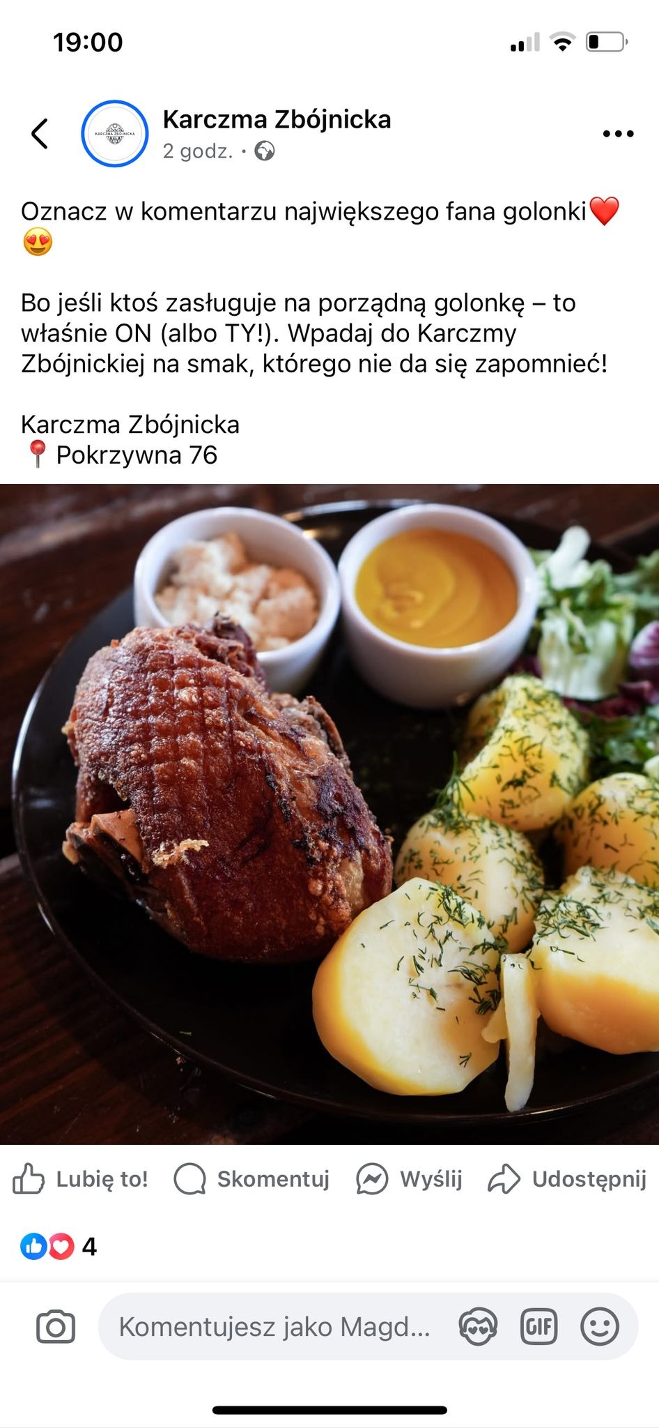 Apetyczna golonka na talerzu z ziemniakami i sosami. Ujęcie z góry, prezentacja dania w Karczmie Zbójnickiej. Kulinarna propozycja zachęcająca do odwiedzin.