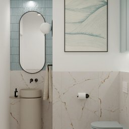 Twoje Nowe Studio Projektowe Ewa Kromska - Elegancka łazienka z umywalką na postumencie, lustrem w czarnej ramie i płytkami imitującymi marmur. Akcenty w odcieniach błękitu i czerni.