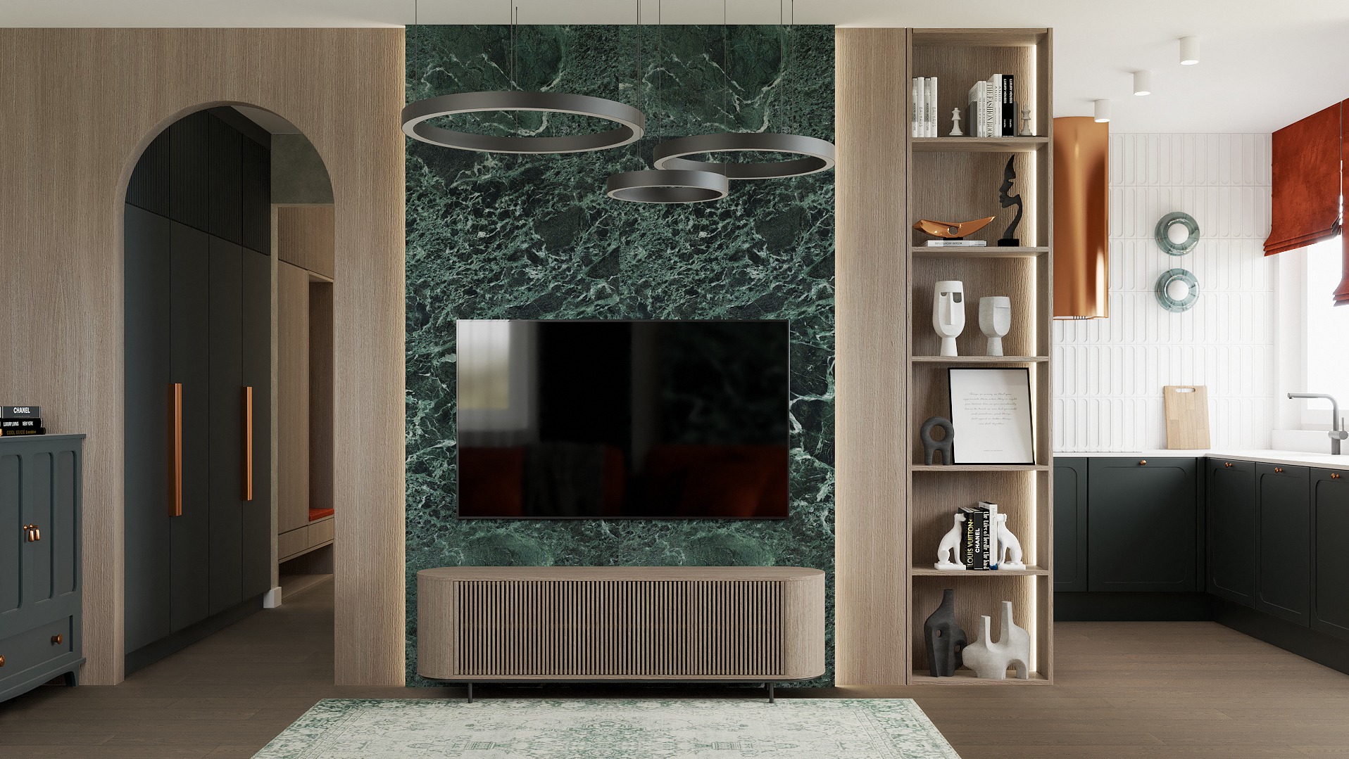 Nowoczesny salon z telewizorem na tle ściany z zielonego marmuru. Wiszące lampy w kształcie pierścieni, drewniane półki z dekoracjami. W tle widoczna kuchnia.