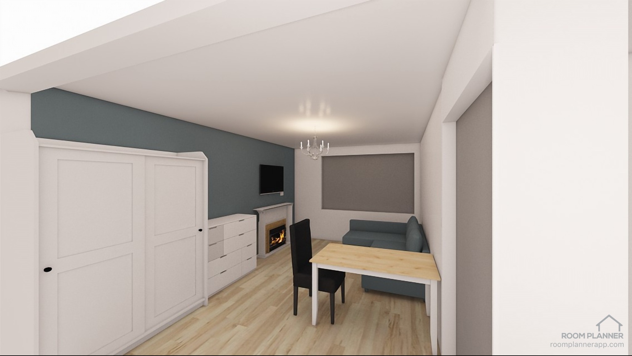 Wnętrze pokoju dziennego w neutralnych barwach z szafą, komodą, telewizorem nad kominkiem, sofą i stołem. Widoczny parkiet i żyrandol.