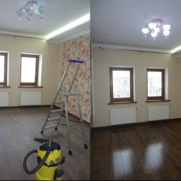 CZYSTO - Pokój przed i po sprzątaniu: po lewej stronie drabina, odkurzacz, po prawej czysta podłoga z połyskiem, odświeżone ściany i okna. Widoczny efekt czystości.