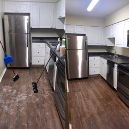 CZYSTO - Zdjęcie typu 'przed i po' przedstawia kuchnię: po lewej brudna podłoga i ściany, po prawej czysta podłoga i ściany, białe szafki kuchenne, srebrna lodówka i czarne blaty.