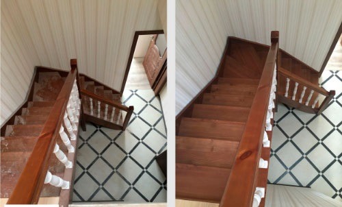 Schody drewniane: widok z góry przed i po czyszczeniu. Po prawej odnowione drewno, po lewej brudne. Białe balustrady, wzorzysta podłoga.