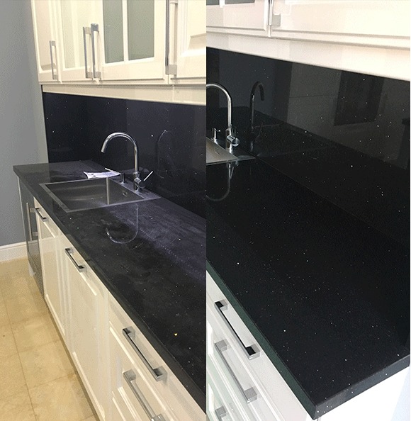 Błyszczący blat kuchenny z czarnego kamienia przed i po czyszczeniu. Po lewej stronie widoczne zabrudzenia, po prawej idealna czystość i połysk.