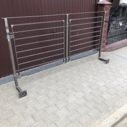 TopMetalWork - Surowa, metalowa brama dwuskrzydłowa z poziomymi prętami, bez wykończenia, z widocznymi mocowaniami do słupków, na tle brązowej blachy i kostki brukowej.