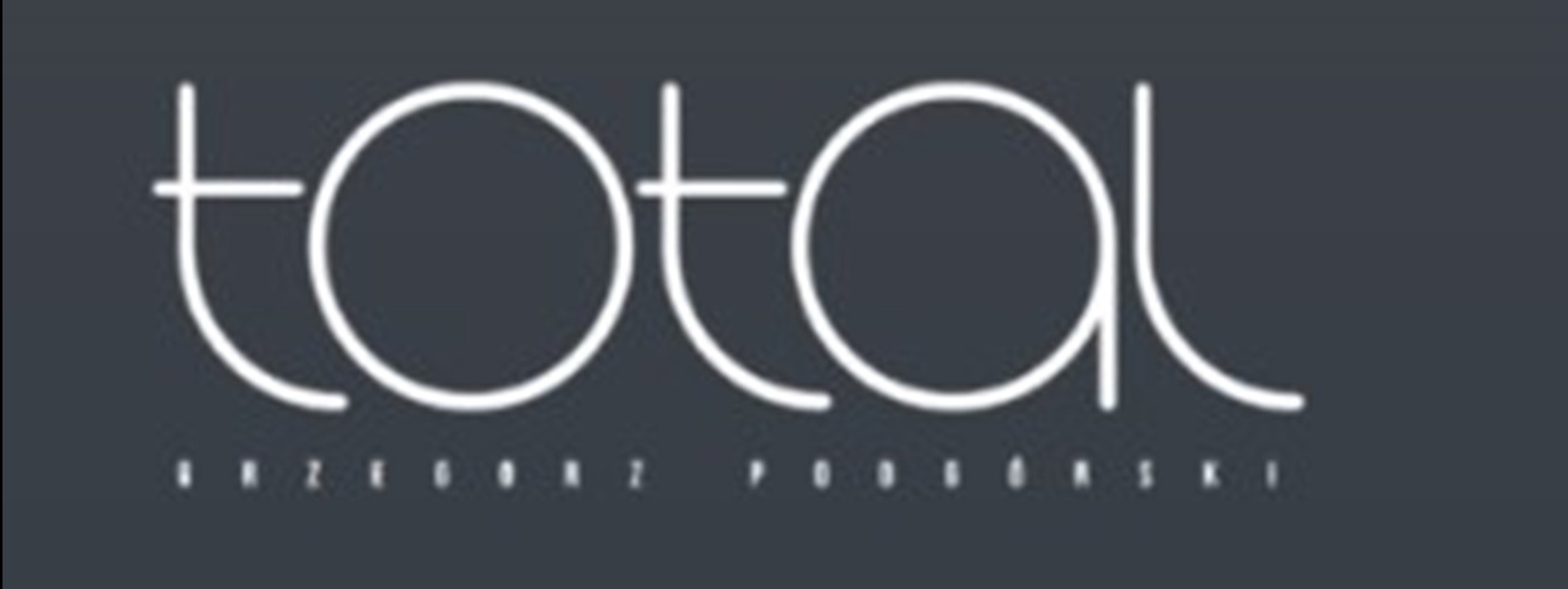 Białe, minimalistyczne logo 'total' z dopiskiem 'Andrzej Podorski' na ciemnoszarym tle. Czcionka nowoczesna, geometryczna, bezszeryfowa.