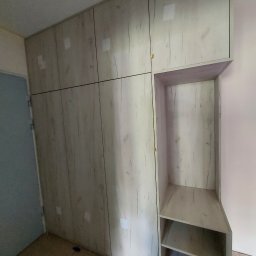 Jacek Bojarski - Szafa z miejscem na wieszak i siedzisko