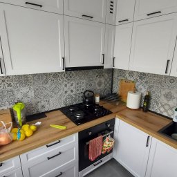 Jacek Bojarski - Zabudowa kuchenna, fronty frezowane lakierowane w półmacie.