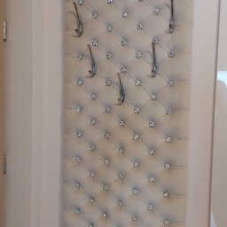 Wieszak tapicerowany z guzikami