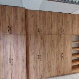 Zabudowa biurowa z półkami pod dokumenty.