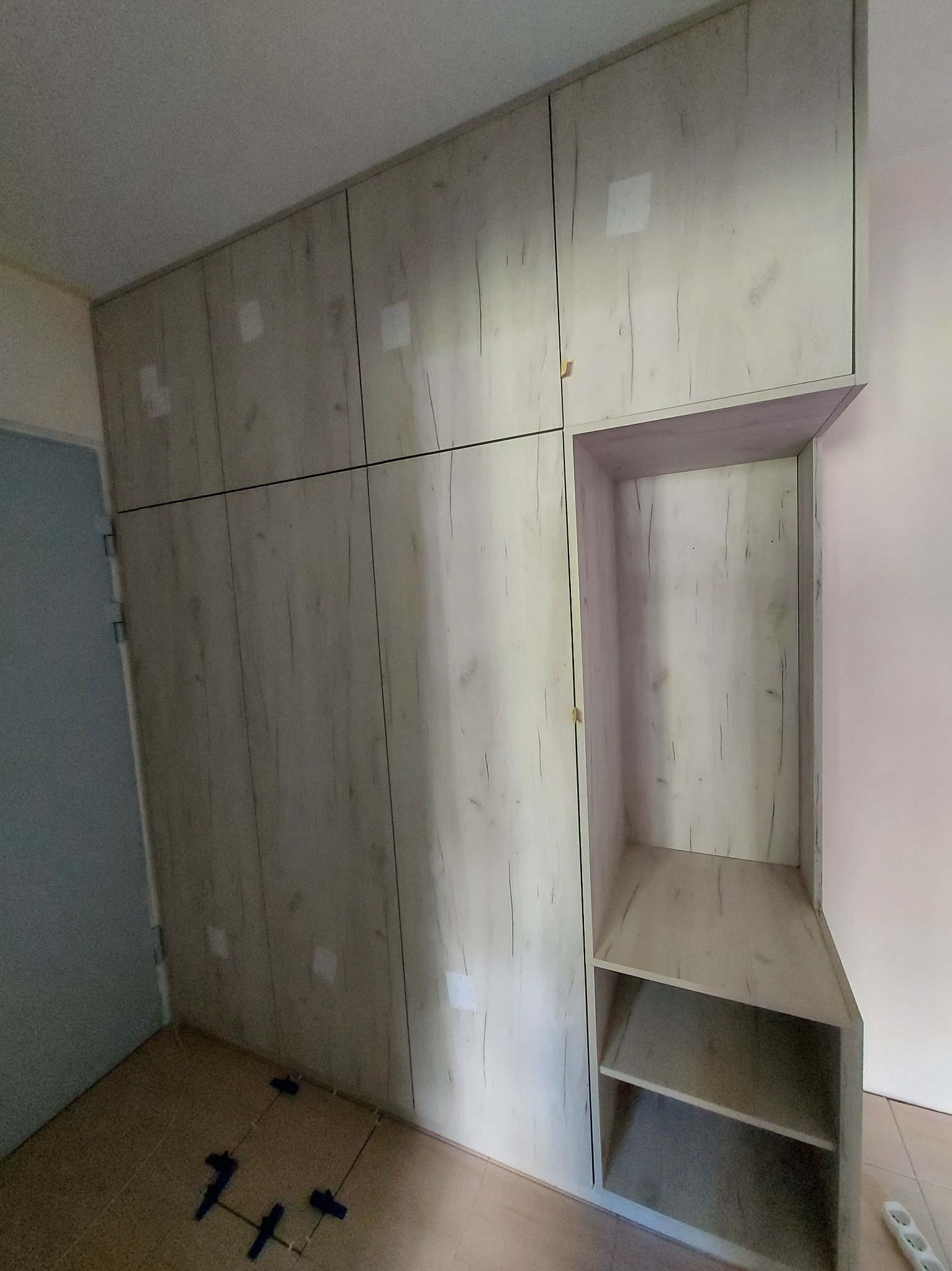 Szafa z miejscem na wieszak i siedzisko