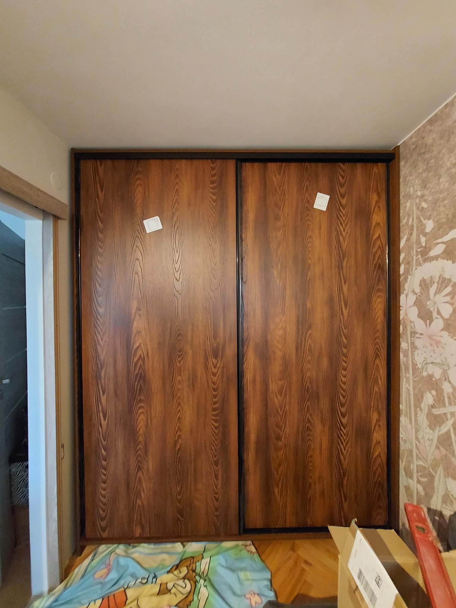 Szafa z drzwiami przesuwnymi z miejscem na wieszak, półkami i szufladami wewnętrzymi